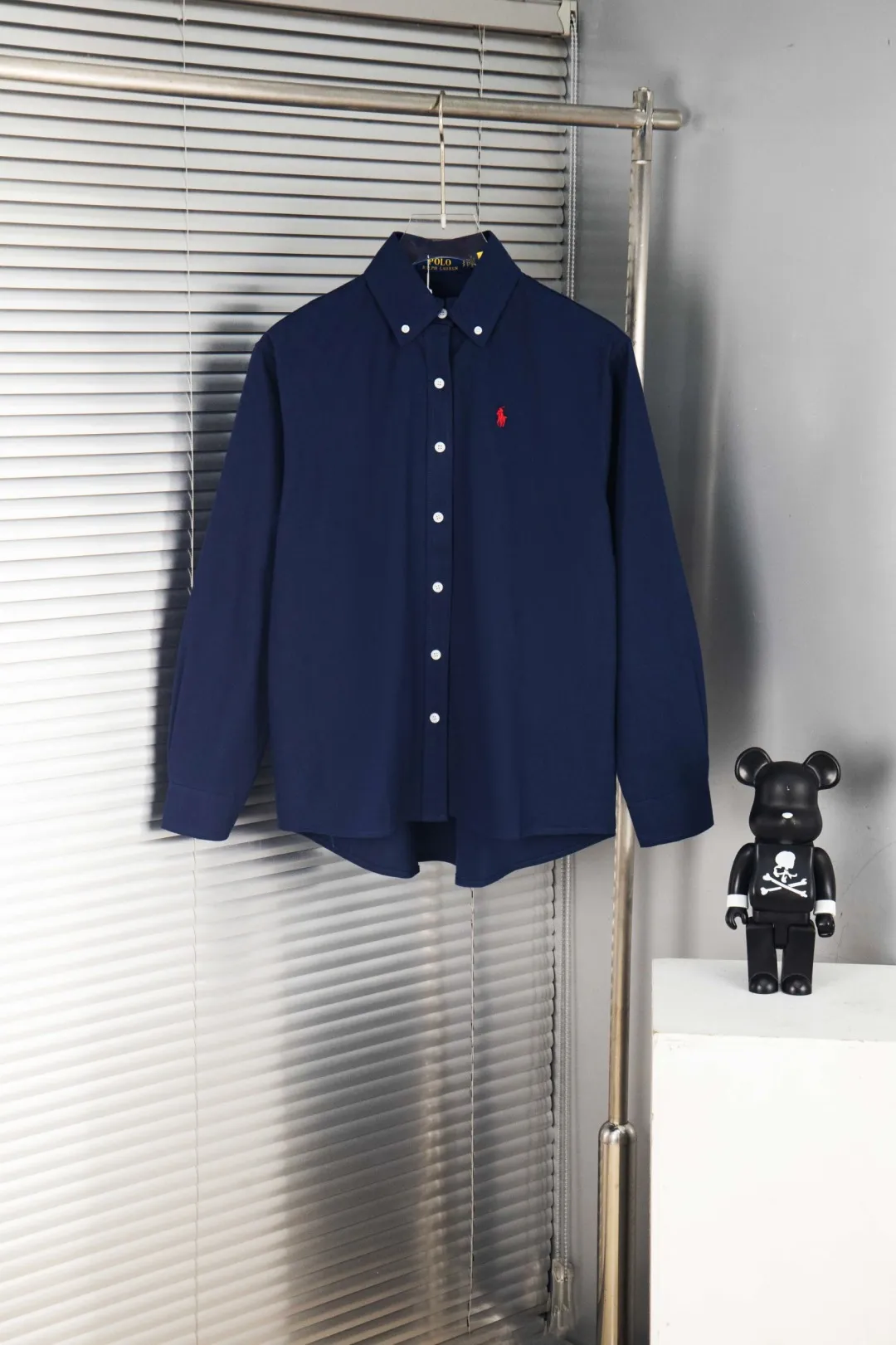 🅿️250 New: Style number: B141 Ralph Lauren/Ralph Lauren classic small label couple's long-sleeved shirt 1️⃣ Made of high-quality fabrics, the upper body is soft and comfortable, extremely delicate, and feels solid, smooth and soft. The fabric has the characteristics of being wrinkle-free and has an invincible feel. The details are perfectly handled! 2️⃣The workmanship details are perfectly controlled. They are all hemmed with vest technology, and the inside of the sleeves are also used. Different from the four-needle and five-thread workmanship, the collars are also all designed with interlining, showing high-end fashion and individuality, and the style is fashionable, simple and elegant! 3️⃣It is very youthful and energetic, and can be easily worn by both men and women. It is very in line with the fashion aesthetic concepts of today's young people! Color: Black, White, Navy Size: S, M, L, XL